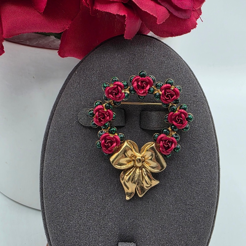 Vintage Avon Christmas Wreath Brooch Red Enamel Roses‎ Gold Tone Bow Holiday Pin